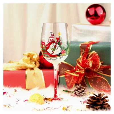 Produktbild von Handbemaltes Weinglas mit Weihnachtswichtel, Weihnachtsmann und Schneeflocken, 15 oz