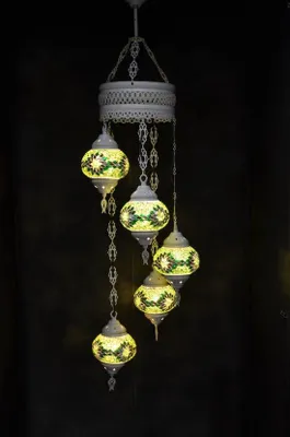 Productafbeelding van Hanglamp met kleurrijk, groen glasmozaïek, bestaande uit 5 bollen, in een Turks-oriëntaalse, crèmekleurige, Marokkaanse stijl