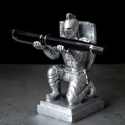 Imagen del producto de Soporte para bolígrafos con figura de caballero - Decoración para escritorio de oficina