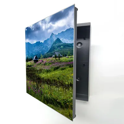 Produktbild von Schlüsselkasten Weiß Metall, Alpen Berge Panorama Motiv hinter Glas, Moderne Schlüsselbox linksöffnend, 32x28x6,5 cm, 20 Haken für Ordnung im Flur.