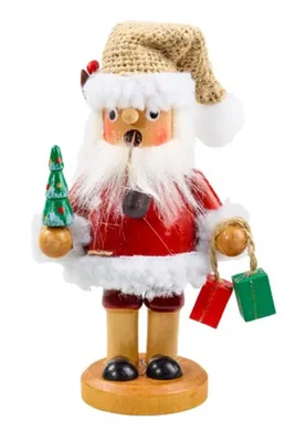 Nikolaus der eine Pfeife raucht, einen kleinen Weihnachtsbaum hält und Geschenke trägt.