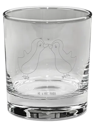 Produktbild von Mr. & Mrs. Panda Whiskyglas Pinguin Liebe - Transparent - Geschenk, Hochzeitstag, Vertraut, Old Fashioned Glas, Liebesspruch, Gravur, Freundin, Pinguine, Whisky Tumbler