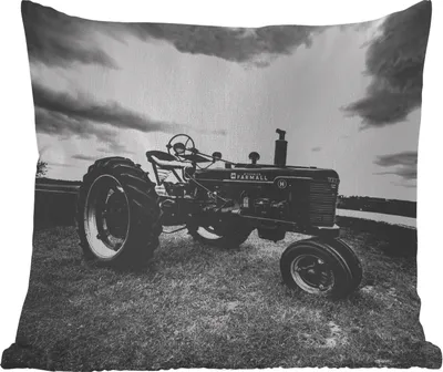 Produktbild von MuchoWow® Outdoor Kissen - Traktor - Schwarz - Weiß - Bauernhof - Vintage - 50x50 cm - Wetterfest - Lounge Kissen - Komfortabel - Kissen mit Bild
