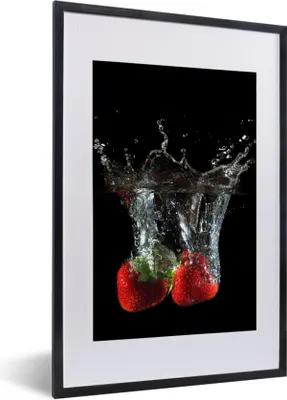 Produktbild von MuchoWow® Gerahmtes Poster Erdbeeren - Obst - Wasser - Schwarz - Rot 40x60 cm - Poster mit Schwarzem Bilderrahmen Wandposter Rahmen Foto Bilder - Poster in Rahmen