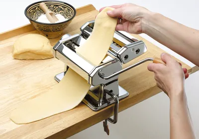 Produktbild von Verchromte Nudelmaschine mit 3 verschiedenen Walzen – ideal zur Herstellung von Lasagne, Spaghetti und Bandnudeln – mit manuellem Kurbelantrieb für frische, selbstgemachte Pasta