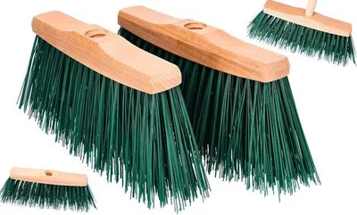 Zdjęcie produktu dla Zestaw wytrzymałych mioteł do czyszczenia podłóg o szerokości 24 cm, przeznaczonych do tarasu i garażu