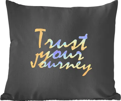 Produktbild von MuchoWow® Zierkissen Sofakissen Wohnzimmer Dekokissen 45x45 cm Zitate - Reisen - Schwarz - Gold - Schlafpolster - Polster für das Sofa