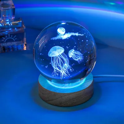 Produktbild von 3D Qualle Kristallkugel Nachtlicht mit 7-Farben LED Holzsockel 8cm Laser Gravur Glas Kugel Deko für Schlafzimmer Wohnzimmer Geschenk Kinder Ozean
