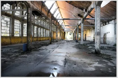 Produktbild von Wallario Wandbild Alte Industriehalle  leerstehend und einsam, Größe: 61 x 91,50 cm, Poster mit weißem Aluminiumrahmen