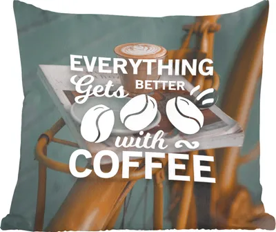 Produktbild von MuchoWow® Zierkissen Sofakissen Wohnzimmer Dekokissen 60x60 cm Zitate - Kaffee - Sprichwörter - Mit Kaffee wird alles besser - Sitzfläche - Foto Polster