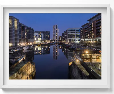 Produktbild von Die Stadt Leeds bei Nacht beleuchtet– Wandbild mit Rahmen – Gerahmtes Bild  – Wanddekoration – 80x60 cm –  Weiß Rahmen