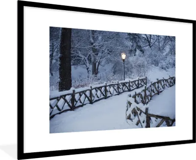 Produktbild von MuchoWow® Gerahmtes Poster New York - Central Park - Schnee 90x60 cm - Poster mit Schwarzem Bilderrahmen Wandposter Rahmen Foto Bilder - Wanddekoration - Fotos