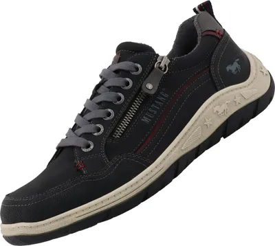 Auf dem Bild ist ein schwarzer Freizeitschuh zu sehen der von der Seite abgebildet ist. Der Schuh hat eine sportive Form und zeigt eine strukturierte Oberfläche mit einem nahezu schlichten Design.