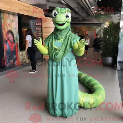 Productafbeelding van Groen REDBROKOLY Titanoboa-mascottekostuum gekleed met een maxi-jurk en kettingen
