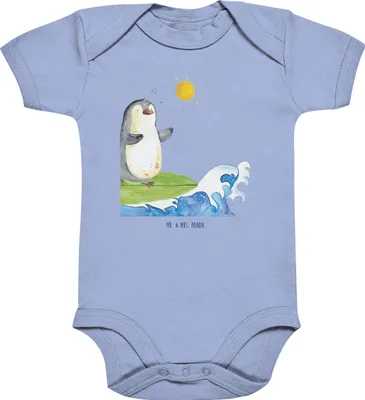 Produktbild von Mr. & Mrs. Panda Strampler Pinguin Surfer 6. - 12. Monat - Dusty Blue - Geschenk, Babystrampler, Urlaub, babykleidung body, Portugal, Motiviert, Hawaii, Optimistisch
