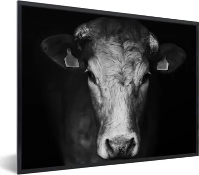 Produktbild von MuchoWow® Gerahmtes Poster Tiere - Kuh - Schwarz - Weiß - Kuhkopf 80x60 cm - Poster mit Schwarzem Bilderrahmen Wandposter Rahmen Foto Bilder - Schwarzem - Mit Gestell