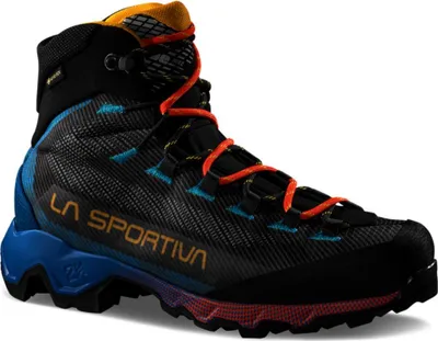 Schwarzer La Sportiva Aequilibrium Hike GTX Schuh mit blauen und orangen Details und roten Schnürsenkeln