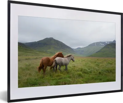 Produktbild von MuchoWow® Gerahmtes Poster Pferde - Gras - Berge 60x40 cm - Poster mit Schwarzem Bilderrahmen Wandposter Rahmen Foto Bilder - Schlafzimmer - Plakat in Rahmen - Drucken