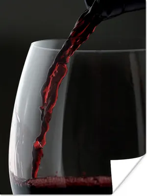 Produktbild von MuchoWow® Poster Schöne Nahaufnahme eines Glases Rotwein beim Einschenken 60x80 cm - Schlafzimmer Dekoration