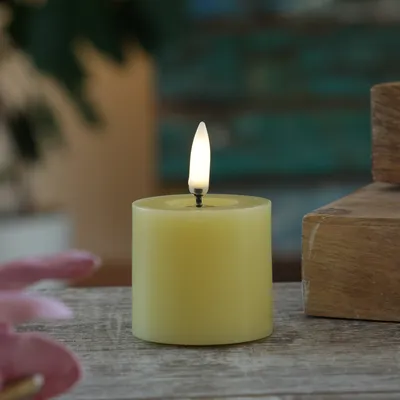 Produktbild von LED Mini Kerze THEA - Echtwachs - 3D Flamme mit Wachsspiegel - D: 5cm - H: 4,5cm - Timer - gelb