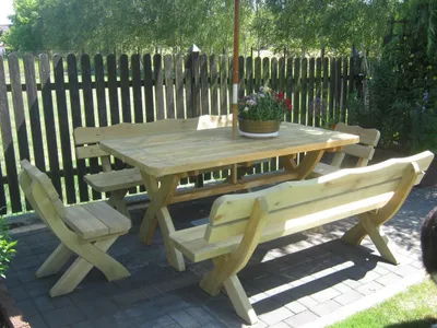 Produktbild von Massive Gartenmöbel aus Holz – Tisch + 2 Bänke + 2 Stühle  mit Rückenlehne