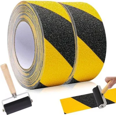 Obrázek produktu pro 500 cm žluto-černá protiskluzová páska – pro vnitřní i venkovní použití – dlouhá životnost – snadná aplikace.