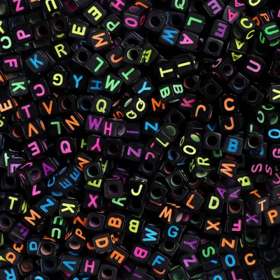 Produktbild von Kurtzy Neon Farbiges Acryl Quadrat Perlen Set (1000 Pack) A-Z Buchstaben Perlen 6 mm - für die Schmuckherstellung, Armband, Kette mit Buchstabe,