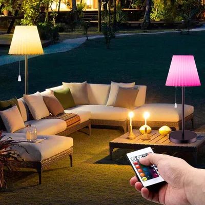 Produktbild von Solar Stehlampe Outdoor Stehlampe für Außen Garten, Kabellose Stehleuchte mit Lichtsensor, USB Aufladbar, RGB, für Terrassen Balkon Party Deko