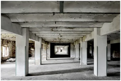 Produktbild von Wallario Premium Glasbild, freischwebende Optik, kräftige Farben, Größe 90 x 60 cm Motiv Alte Industriehalle - einsame Lagerhalle einer Brauerei
