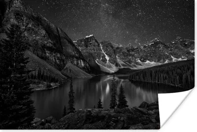 Produktbild von MuchoWow® Poster Moraine Lake bei Nacht im Banff National Park in Kanada - schwarz und weiß 60x40 cm - Schlafzimmerdekoration