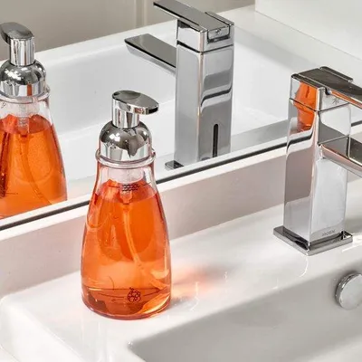 Image de Distributeur de savon rechargeable sans BPA, 1 pièce, transparent/chromé, 3 x 3 x 7 cm