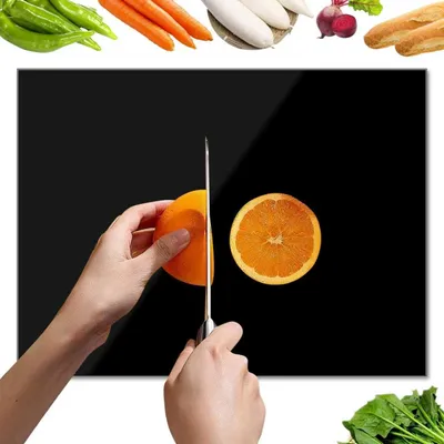 Image de Planche à découper en verre, 40 x 30 cm, résistante aux rayures, hygiénique, en verre trempé, pouvant servir de planche de cuisine, de plateau de service ou de protection pour la cuisinière, antidérapante grâce à ses pieds, noire