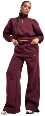 Immagine prodotto di Pantaloni da training Nike W NSW Phnx FLC Hr, modello ampio, colore Burgundy Crush/Sail, taglia XXL, per donna