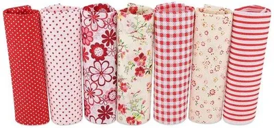 Productafbeelding van Kunststof- en stoffenset, 100% katoen - 7 stuks, 50x50 cm - Patchworkstoffen - Naaimateriaalset - Decoratieve accessoires - Nieuw, met een rood bloemenmotief