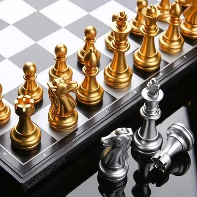 Produktbild von Famanu Schachspiel Hochwertiges Schachbrett mit 32 Magnetischen Gold-Silber Schachfiguren - 36x36cm