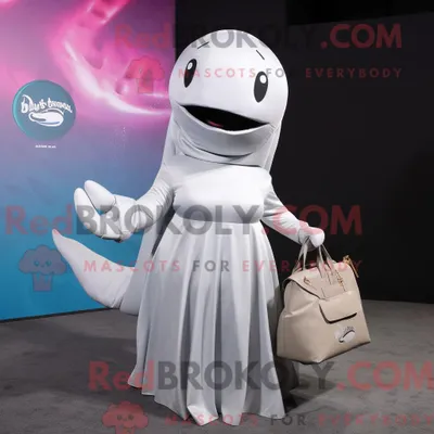 Produktbild von Maskottchen REDBROKOLY eines silbernen Beluga-Wals gekleidet in ein Maxikleid und Clutch-Taschen