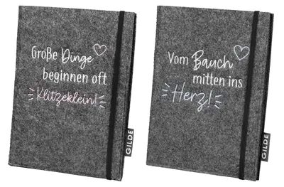 Produktbild von Gilde Mutterpasshülle, rechteckig, "Klitzeklein", Spruch, Filz, dunkelgrau, L. 1.5 cm, B. 14 cm, H. 19 cm 51186 4063387511862 2 Stück (2-fach sortiert)