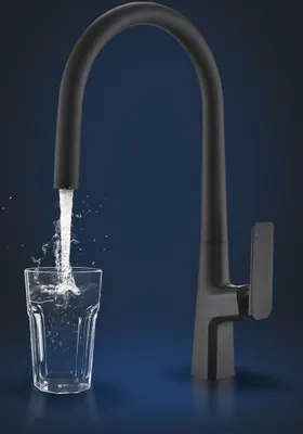 Produktbild von Rosenhahn & Söhne Sylt 100 Küchenarmatur mit Brause- 360° drehbarer Wasserhahn Küche - Armatur Küche [schwarz] - 2-fach verstellbare Spültischarmatur - Brause & Strahl - Anschlussschläuche