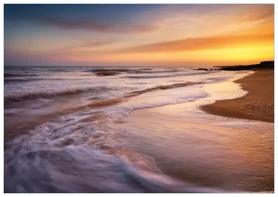 Produktbild von Wallario Premium Glasbild, freischwebende Optik, kräftige Farben, Größe 100 x 70 cm Motiv Sonnenuntergang am Strand - Abendspaziergang