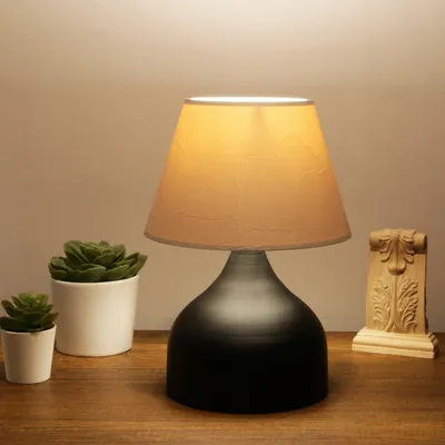 Produktbild von Opviq, Hochwertige Tischlampe aus 100% Metall, Cremefarben, 32 cm hoch, 22 x 14 cm Schirm, 150 cm Kabel, E27 Fassung, Max 40 W | Elegantes Design für jedes Zuhause.