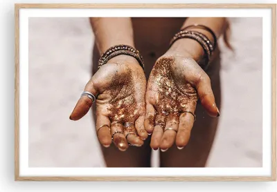 Produktbild von Gerahmtes Poster - Rahmen in heller Eiche - Hände Strand Gold - 91,5x61 cm - Wand Bild - Wanddeko - Wandbilder - Kunstposter - Wandposter - Bilderrahmen - Bilder - Kunstdruck - P2NAA91x61-5055