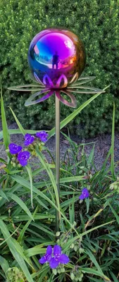 Produktbild von Blütenzauber Paris Rosenkugel 10 cm Edelstahl rainbow poliert Gartenstecker Deko mit Stab 80 cm