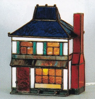 Tiffanyhaus mit dunkelblauen Dach rote Ziegel am Schornstein. Fenster und Tür in Grün und Orange.