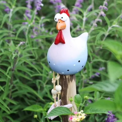 Produktbild von Keramikhuhn als Gartendekoration, Gartendekoration mit Huhn, handgefertigte Gartenfigur, dekorative Henne, Gartenfigur auf einem Pfahl für die Terrasse, wetterfest, Harzfigur für Bauernhaus, Balkon oder Wohnzimmer.