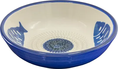 Produktbild von Kaladia Keramik Reibeschüssel Weiß mit blauen Fischen - ∅ 17 cm - zum Zerkleinern von Zutaten - handgefertigt und spülmaschinenfest