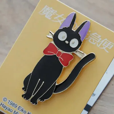 Immagine prodotto di Studio Ghibli Il servizio di consegna di Kiki - Spilla metalica Jiji con fiocco
