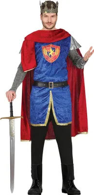Mann im Königskostüm „Ritter Löwenherz“ mit Schwert, Umhang und Krone.