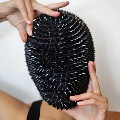 Immagine prodotto di Maschera con spuntoni in lattice nera, accessorio originale per cosplay e feste a tema