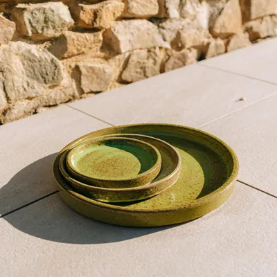 Produktbild von Provencelia Keramik Untersetzer & Schale, Durchmesser: 35 cm Farbe: Herbstgrün handgefertigte Keramikschale, Dekoschale, Servierschale & Keramikuntersetzer – mediterrane Schüssel, Steingut- und Tonschale, hitzebeständiger Becher- & Glasuntersetzer