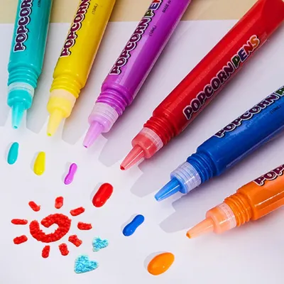 Sechs bunte Popcorn-Stifte in Rot, Blau, Orange, Lila, Gelb und Petrol, mit strukturierten, flauschigen Designs auf einer weißen Oberfläche